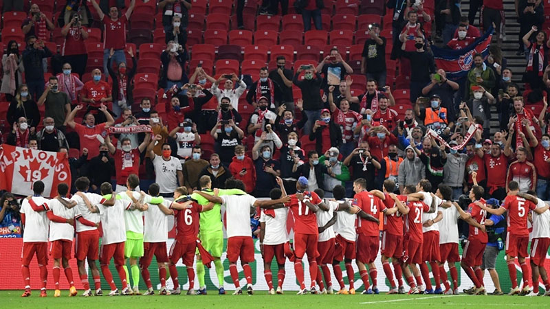 Bầu không khí sôi động của một trận đấu Champions League tại sân vận động đầy ắp khán giả